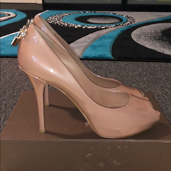 Louis Vuitton Shoes. - Picture 2 of 5